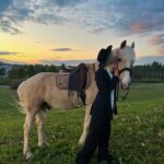Klavdiya Vysokova Instagram - Сказка, воплотившаяся в жизнь! 🕊️ Сегодня выходит 2-я серия «Сердце Клавы» - это просто кино!!! Чего стоят одни образы и первые свидания 💔😍 Предлагаю всем устраиваться поудобнее, включать «Пятницу» и обсуждать всё в реальном времени в комментах! 👇🏼 Царство-Королевство