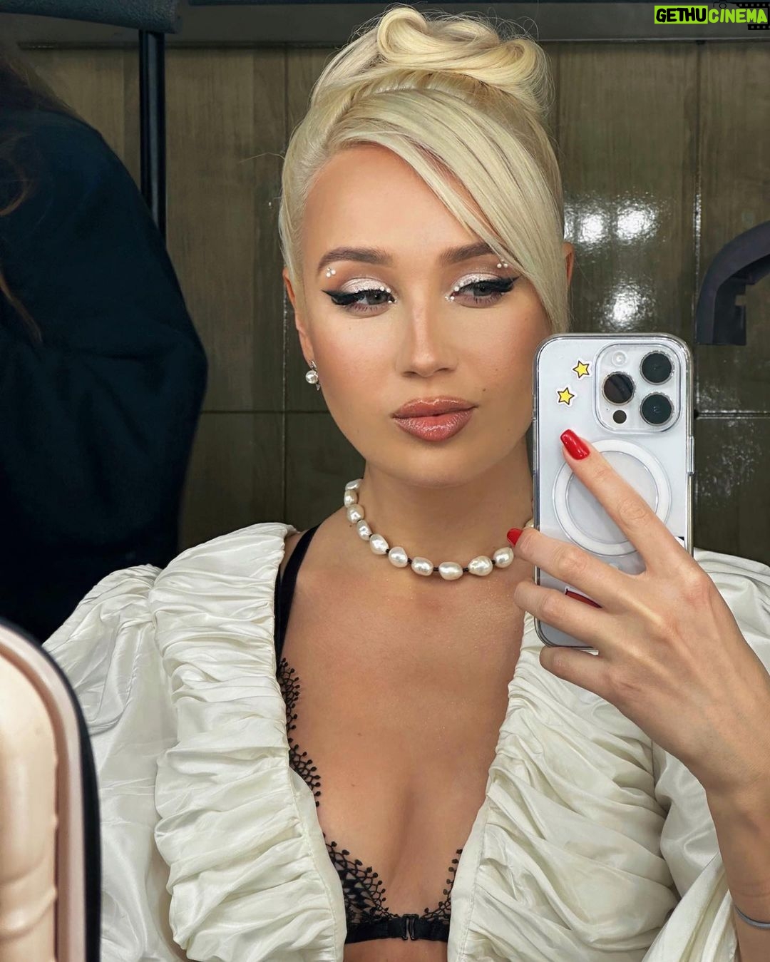 Klavdiya Vysokova Instagram - Смотрю первую серию #СердцеКлавы и не верю, что это происходило со мной!! 😍 Столько парней пришли бороться за мое сердце)) ❤️ Впервые вижу их интервью и что они говорили за кадром… Некоторых парней, которые не прошли дальше, я так и не увидела, вот только смотрю на них сейчас)) Эмоций куча, давайте прям в комментариях в онлайн-режиме обсуждать серию, кто ваш краш?))