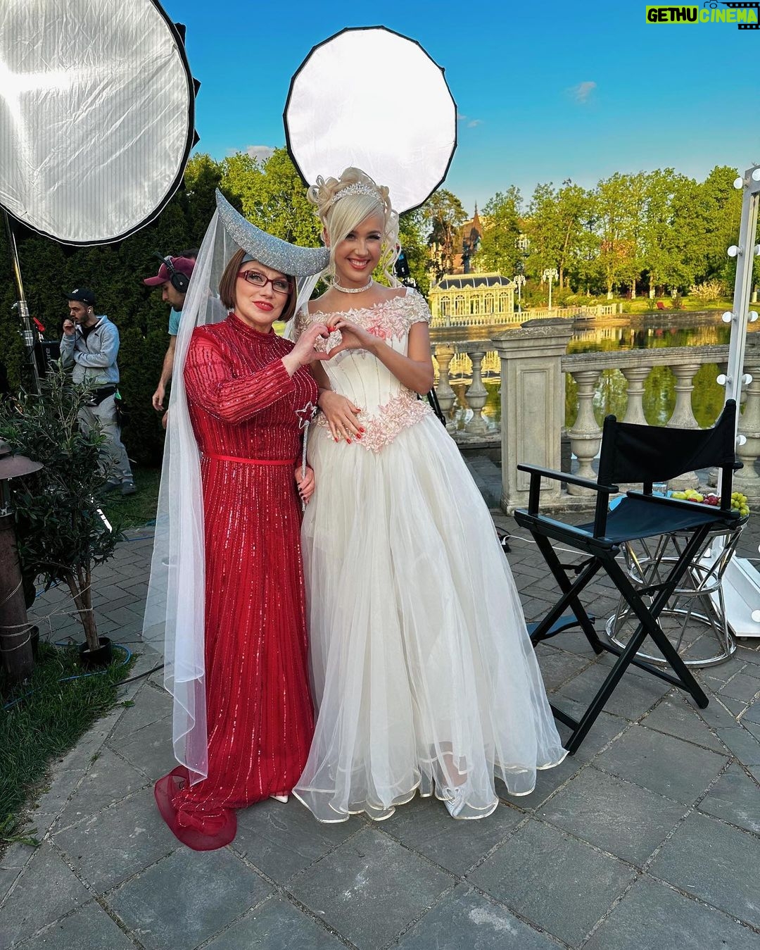Klavdiya Vysokova Instagram - Смотрю первую серию #СердцеКлавы и не верю, что это происходило со мной!! 😍 Столько парней пришли бороться за мое сердце)) ❤️ Впервые вижу их интервью и что они говорили за кадром… Некоторых парней, которые не прошли дальше, я так и не увидела, вот только смотрю на них сейчас)) Эмоций куча, давайте прям в комментариях в онлайн-режиме обсуждать серию, кто ваш краш?))