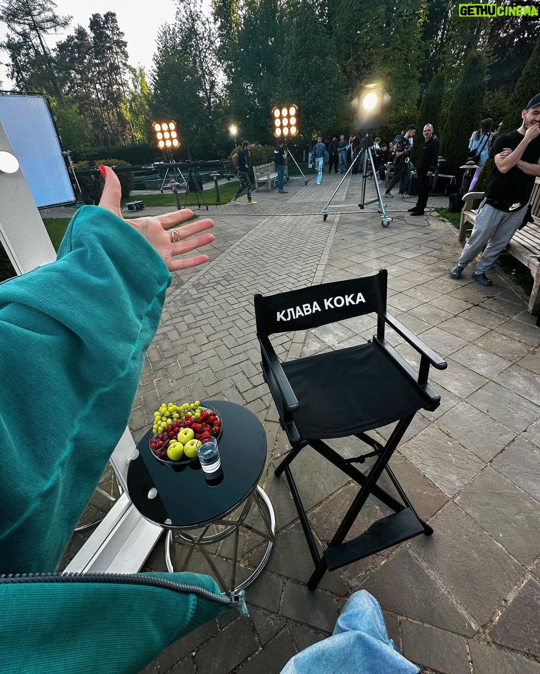 Klavdiya Vysokova Instagram - Смотрю первую серию #СердцеКлавы и не верю, что это происходило со мной!! 😍 Столько парней пришли бороться за мое сердце)) ❤️ Впервые вижу их интервью и что они говорили за кадром… Некоторых парней, которые не прошли дальше, я так и не увидела, вот только смотрю на них сейчас)) Эмоций куча, давайте прям в комментариях в онлайн-режиме обсуждать серию, кто ваш краш?))