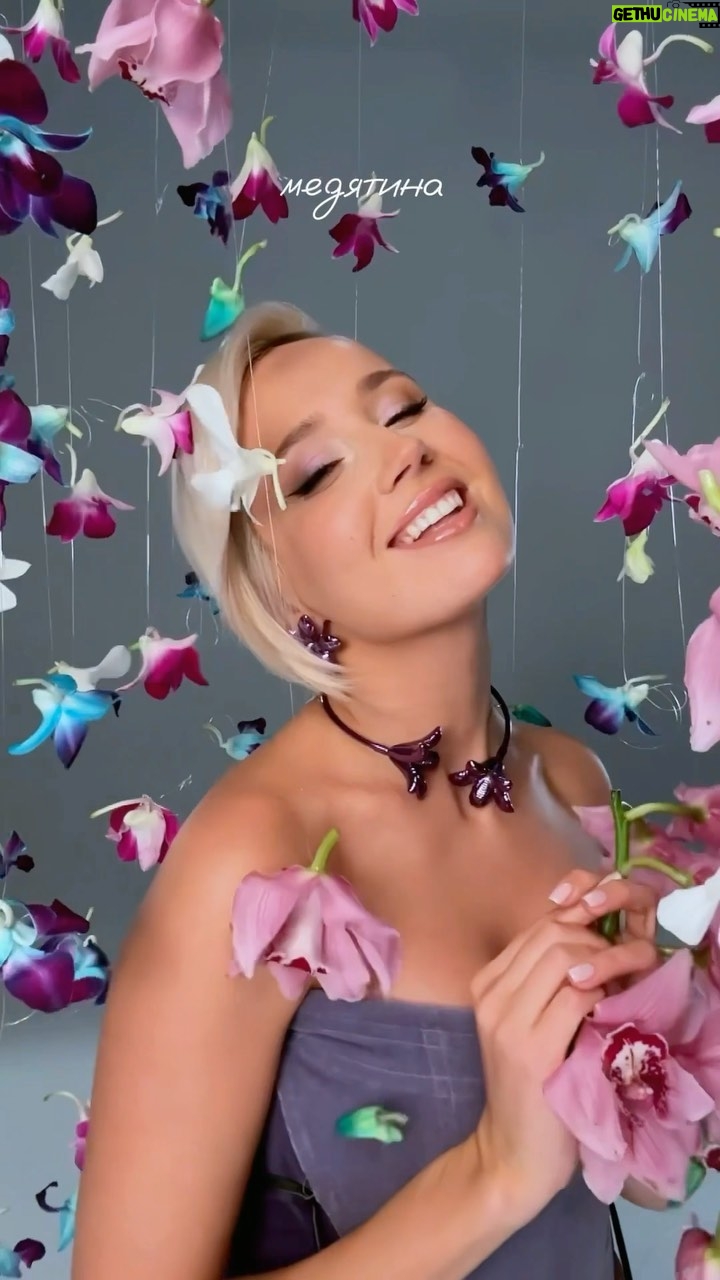 Klavdiya Vysokova Instagram - Ну не трек, а мёд! 🍯 Я бы даже сказала медятина 🤣 Как вам такой весенний сюрприз?)) Как назовём трек?👇🏼