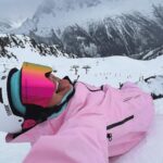 Klavdiya Vysokova Instagram - Прощай, зима 23/24 ❄️ У нас с тобой было всё: любовь, путешествия, полные залы, поющие в унисон в снежный циклон, покорение новых склонов в горах, вкуснейшая еда и ещё вагон впечатлений! 🩵 Завтра весна, может даже порадую вас новым сниппетом))) 🍯 Но пока давайте вместе подведем итоги: какое у вас самое яркое впечатление этой зимы?? 👇🏼