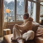 Klavdiya Vysokova Instagram - Прощай, зима 23/24 ❄️ У нас с тобой было всё: любовь, путешествия, полные залы, поющие в унисон в снежный циклон, покорение новых склонов в горах, вкуснейшая еда и ещё вагон впечатлений! 🩵 Завтра весна, может даже порадую вас новым сниппетом))) 🍯 Но пока давайте вместе подведем итоги: какое у вас самое яркое впечатление этой зимы?? 👇🏼