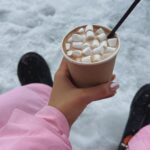 Klavdiya Vysokova Instagram - Прощай, зима 23/24 ❄️ У нас с тобой было всё: любовь, путешествия, полные залы, поющие в унисон в снежный циклон, покорение новых склонов в горах, вкуснейшая еда и ещё вагон впечатлений! 🩵 Завтра весна, может даже порадую вас новым сниппетом))) 🍯 Но пока давайте вместе подведем итоги: какое у вас самое яркое впечатление этой зимы?? 👇🏼