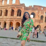 Koel Mallick Instagram - Passing this place brings a rush of memories 😍😍😍😍…ki korey tokey bolbo!!😊 #europetrip2023 #europediaries #rome #collosium #travel #happiness #love