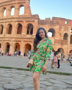 Koel Mallick Instagram - Passing this place brings a rush of memories 😍😍😍😍…ki korey tokey bolbo!!😊 #europetrip2023 #europediaries #rome #collosium #travel #happiness #love