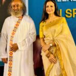 Koel Mallick Instagram - Was an absolute pleasure being in conversation with the Indian guru & spiritual leader Sri Sri Ravishankar … #spiritual #guru #conversation #life #family #love #compassion