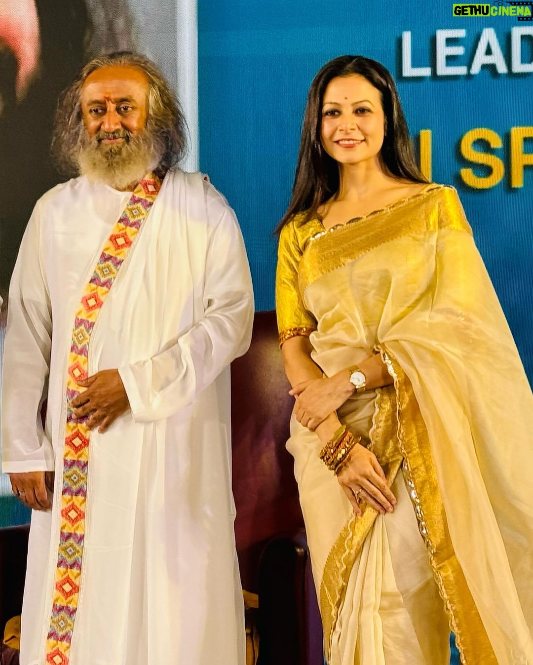 Koel Mallick Instagram - Was an absolute pleasure being in conversation with the Indian guru & spiritual leader Sri Sri Ravishankar … #spiritual #guru #conversation #life #family #love #compassion