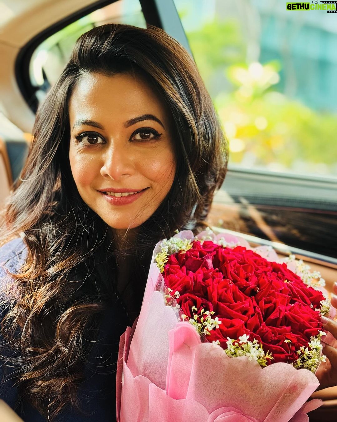 Koel Mallick Instagram - …cause I just got a bouquet!!! Love ❤️ 💐💃💕😍🌹 #roseday #love #happiness #life #blessings