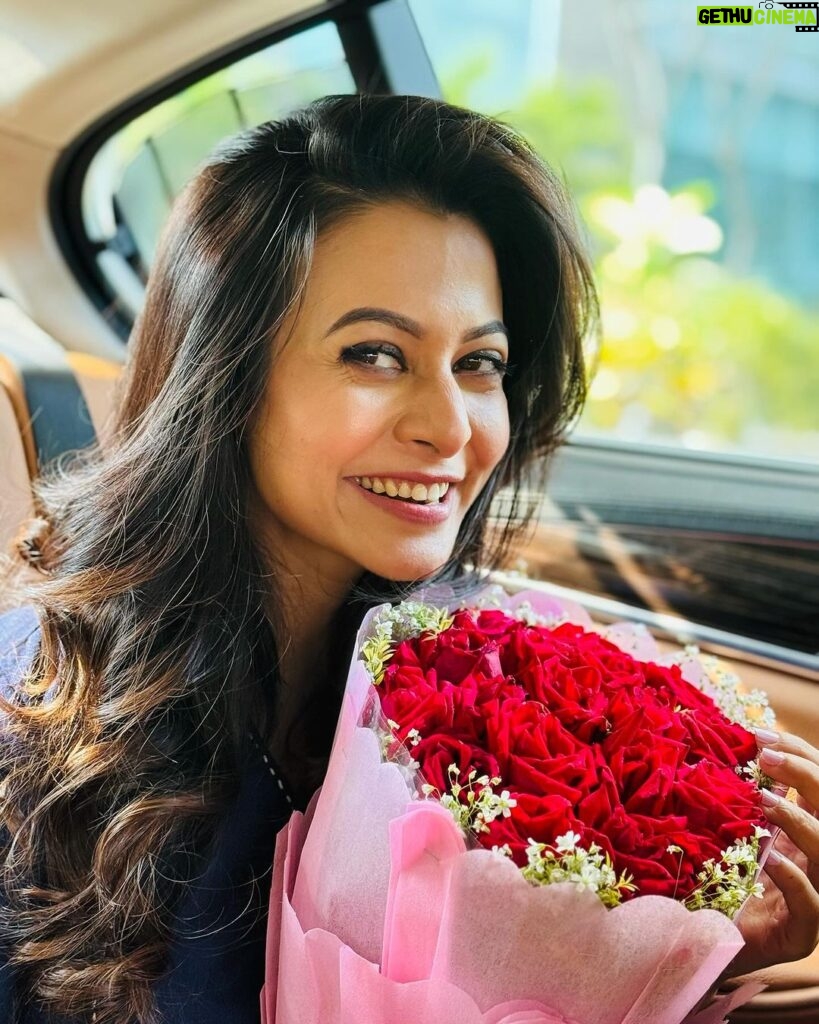 Koel Mallick Instagram - …cause I just got a bouquet!!! Love ❤️ 💐💃💕😍🌹 #roseday #love #happiness #life #blessings