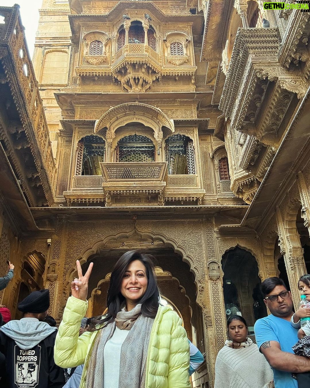 Koel Mallick Instagram - Few casual posing in between shoot!ðĪŠðĪĢððð #sonarkellayjawkerdhan #shootfilm #happiness #love #life #rajasthan #jaisalmer
