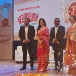 Koel Mallick Instagram - Elated to be the first brand ambassador of Mukharochak…chanachur maney amar kachhey Mukharochak!!! & it’s always been so since my childhood!!! It has always been an absolute favourite household brand name!…so happy to be a part of their family now!🤩😊 #brandambassador #mukharochak #food #snacks #love