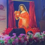 Koel Mallick Instagram - Elated to be the first brand ambassador of Mukharochak…chanachur maney amar kachhey Mukharochak!!! & it’s always been so since my childhood!!! It has always been an absolute favourite household brand name!…so happy to be a part of their family now!🤩😊 #brandambassador #mukharochak #food #snacks #love
