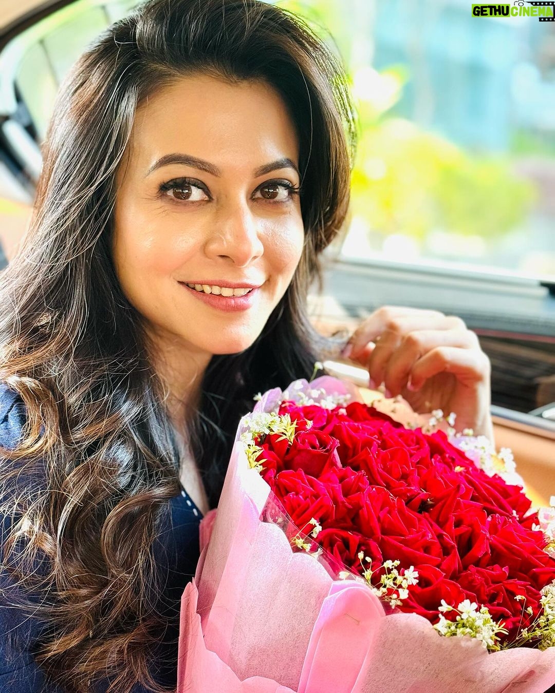 Koel Mallick Instagram - …cause I just got a bouquet!!! Love ❤️ 💐💃💕😍🌹 #roseday #love #happiness #life #blessings