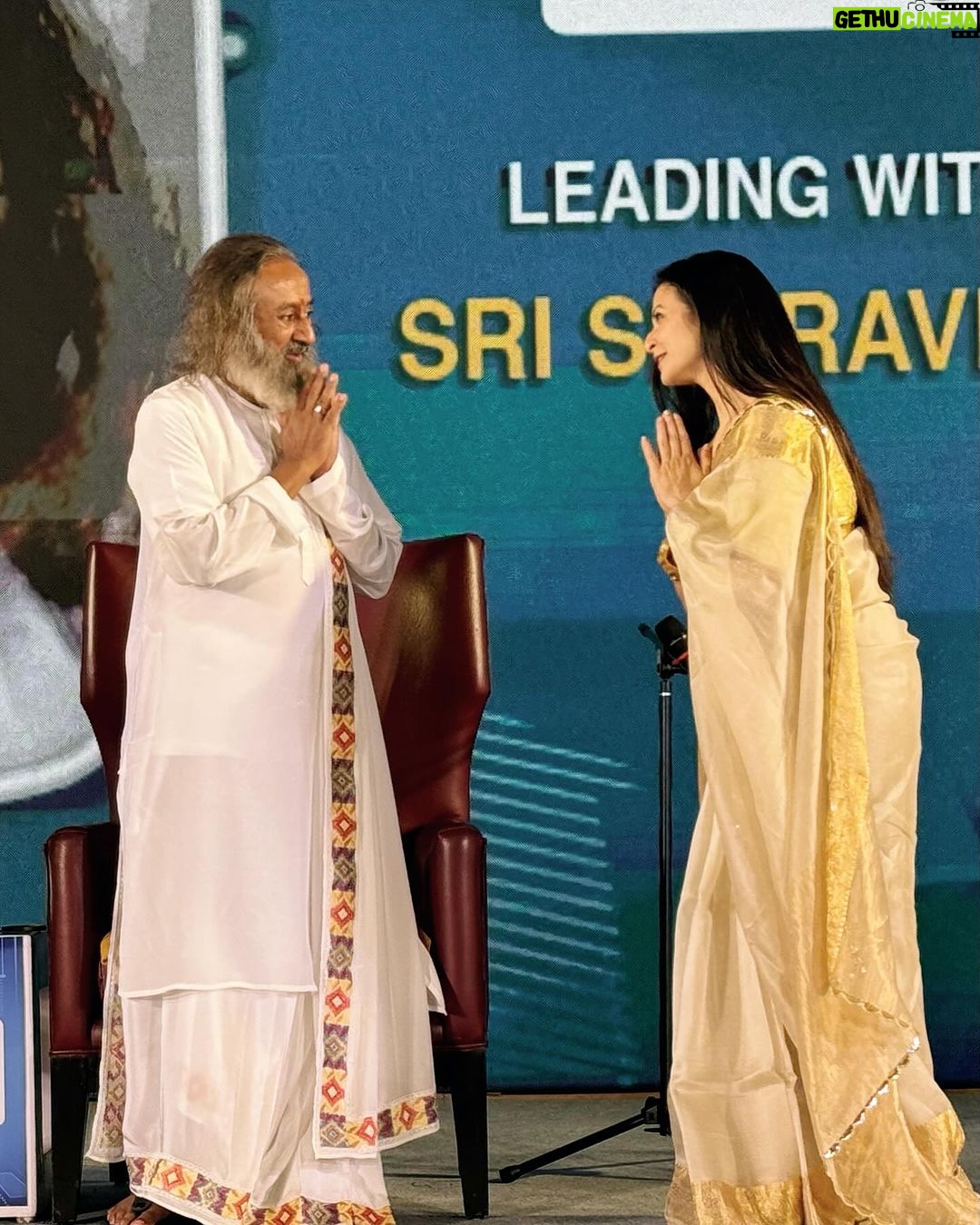 Koel Mallick Instagram - Was an absolute pleasure being in conversation with the Indian guru & spiritual leader Sri Sri Ravishankar … #spiritual #guru #conversation #life #family #love #compassion