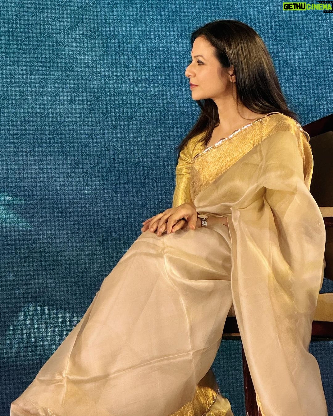 Koel Mallick Instagram - Was an absolute pleasure being in conversation with the Indian guru & spiritual leader Sri Sri Ravishankar … #spiritual #guru #conversation #life #family #love #compassion