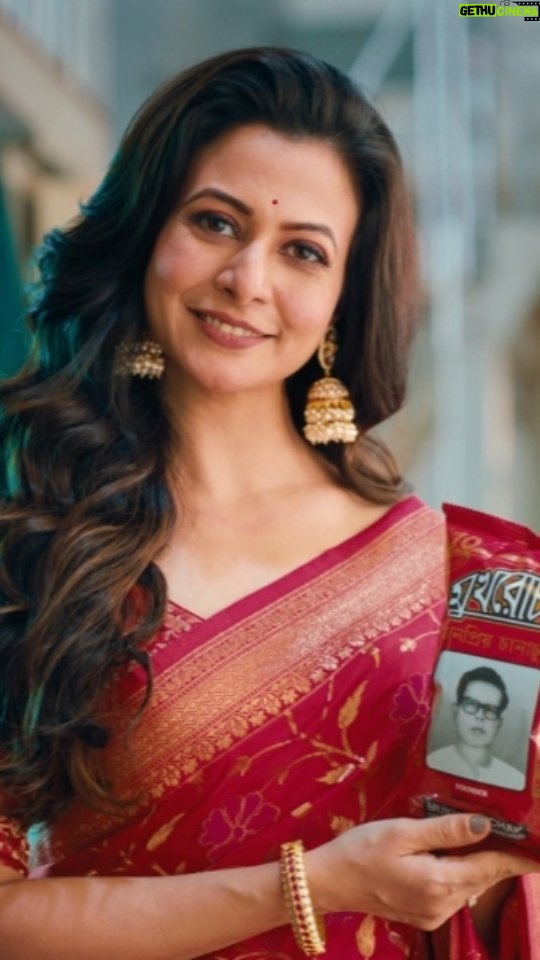 Koel Mallick Instagram - Through nostalgia, heritage, and the shining glow of platinum, Mukharochak steps into its 75th year of legacy. We're happy and overwhelmed by succeeding as a household name and being your very own. #Mukharochak #Chanachur #Legacy #Celebrating75Years #PlatinumJubilee #KoelMallick #Hindi #HealthySnacksForever