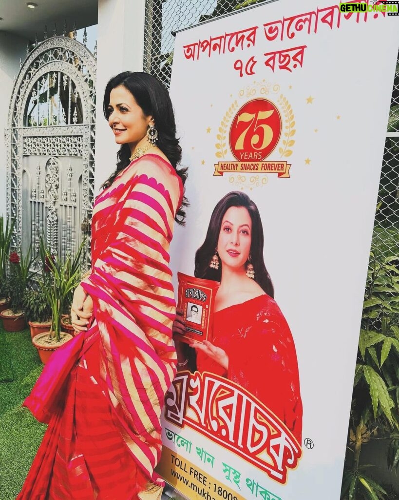 Koel Mallick Instagram - Elated to be the first brand ambassador of Mukharochak…chanachur maney amar kachhey Mukharochak!!! & it’s always been so since my childhood!!! It has always been an absolute favourite household brand name!…so happy to be a part of their family now!🤩😊 #brandambassador #mukharochak #food #snacks #love