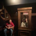 Konstantino Atanassopolus Instagram – Ao lado da Annabelle no dia do parque de terror da Warner Bros!!! 👀👀👀👀 Villa Lobos