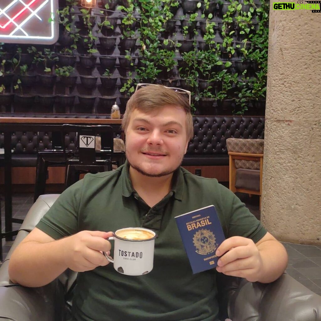 Konstantino Atanassopolus Instagram - Passaporte renovado confere ✓ Um bom dia a todos com um cafézinho diferenciado!!! Vamo que vamo 🛫🛫🛫 Qualquer Lugar Por Ai