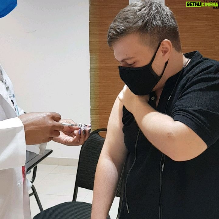 Konstantino Atanassopolus Instagram - Tomei a segunda dose da vacina já faz uma semana e queria compartilhar esse momento com vocês. 💪🙏👊 #ᴠᴀᴄɪɴᴀsalvavidas #ᴠᴀᴄɪɴᴀᴘᴀʀᴀᴛᴏᴅᴏs Shopping Lar Center
