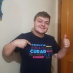Konstantino Atanassopolus Instagram - Neste ano, o McDia Feliz acontece no dia 23 de outubro e o seu BigMac ajuda a devolver o sorriso de milhares de crianças e adolescentes com câncer. Você também pode ajudar comprando está linda camiseta no site lojagraacc.com.br ou os tíquetes antecipados virtuais para trocar por um Big Mac no dia da campanha em bit.ly/mcdiafeliz-2021 Para facilitar vou colocar o link da loja no story. Cheguei a ir algumas vezes na casa onde algumas crianças e adolescentes estão é lá eles fazem um trabalho incrível !!! #mcdiafeliz2021 #graacc