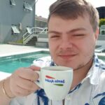 Konstantino Atanassopolus Instagram - Dando aquela relaxada com o cafézinho na beira da piscina. 😎💪🙏🔥☕👊 Itapetininga