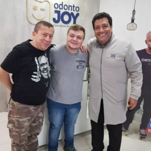 Konstantino Atanassopolus Instagram - Hoje viemos aqui na @odontojoy para fazer o implante dentário do meu velho ele não sentiu nada, agradeço ao @diogovilela.odontojoy pelo tratamento incrível!!!