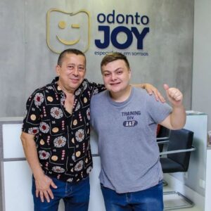Konstantino Atanassopolus Instagram - Hoje viemos aqui na @odontojoy para fazer o implante dentário do meu velho ele não sentiu nada, agradeço ao @diogovilela.odontojoy pelo tratamento incrível!!!