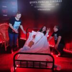 Konstantino Atanassopolus Instagram - Decoração incrível com atriz interpretando a mãe do filme (O nascimento do mal)