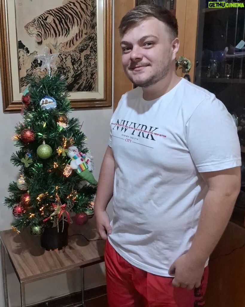 Konstantino Atanassopolus Instagram - Feliz Natal a todos com muitas bênçãos e felicidade. Mais um Natal logo mais um novo ano. 🎅🎄❤️🙏 Feliz Natal & Alegria