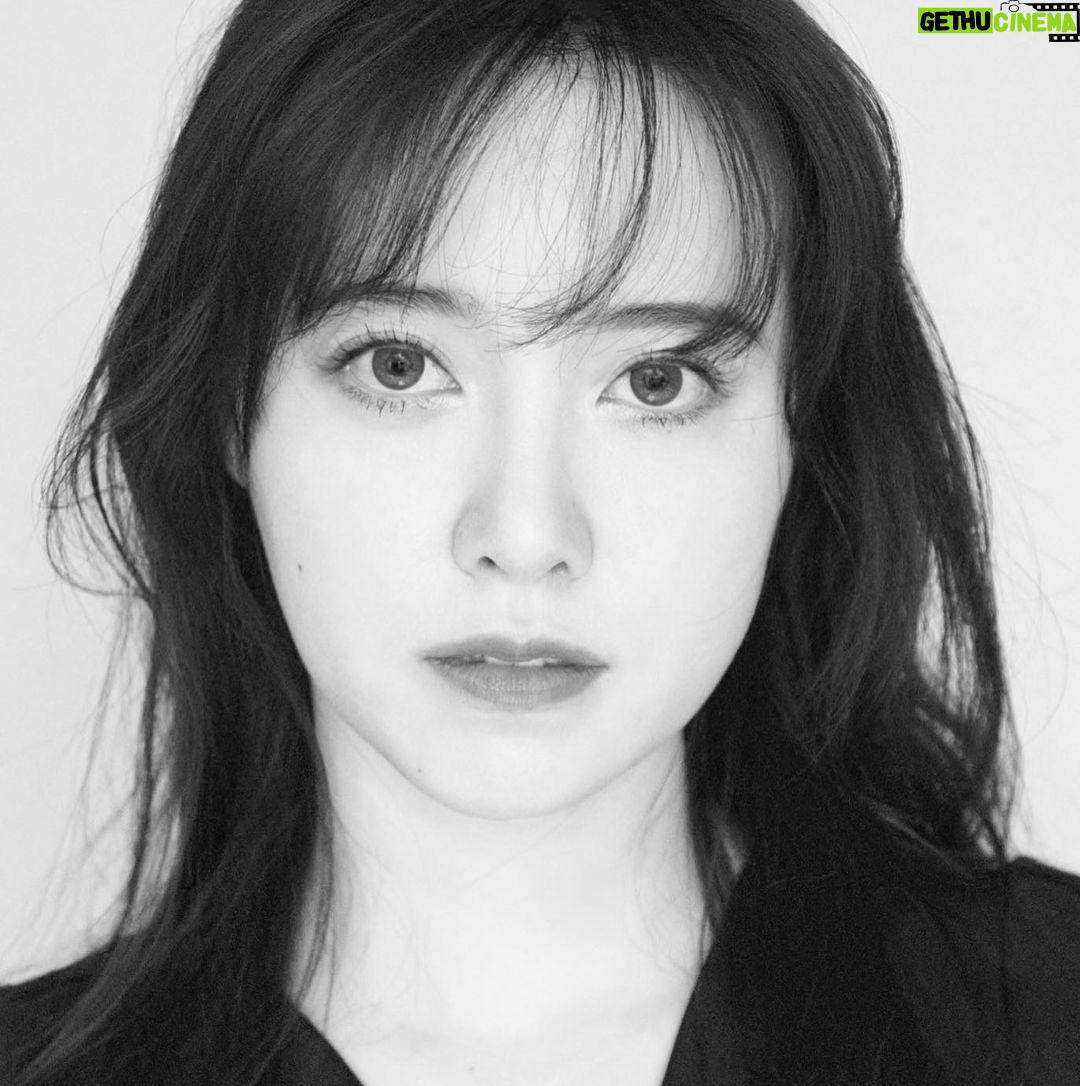 Koo Hye-sun Instagram - 싱가포르 아트페어 출품작을 공개드려요!
