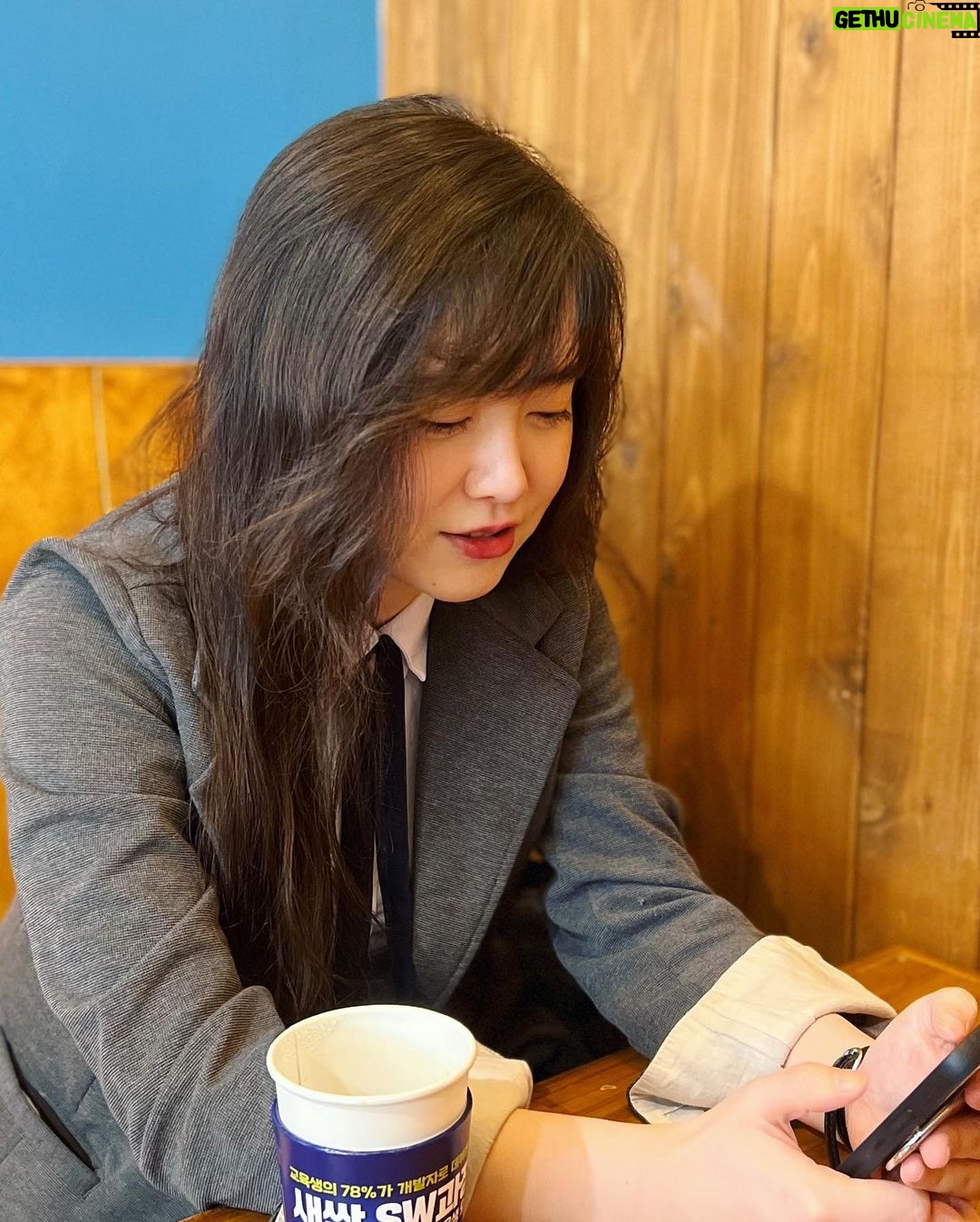 Koo Hye-sun Instagram - 제 24회 쇼트쇼츠 국제 단편영화제 '관객상' 상금을 받았는데요. 경제가 어려워져서 학식을 못챙기는 학생들이 있다는 소식에 모교인 성균관 대학교 '후배 사랑 학식 지원 기금 캠페인'에 기부하였습니다. 큰 금액은 아니지만 후배들이 잘먹고 다니길 바라는 마음으로.