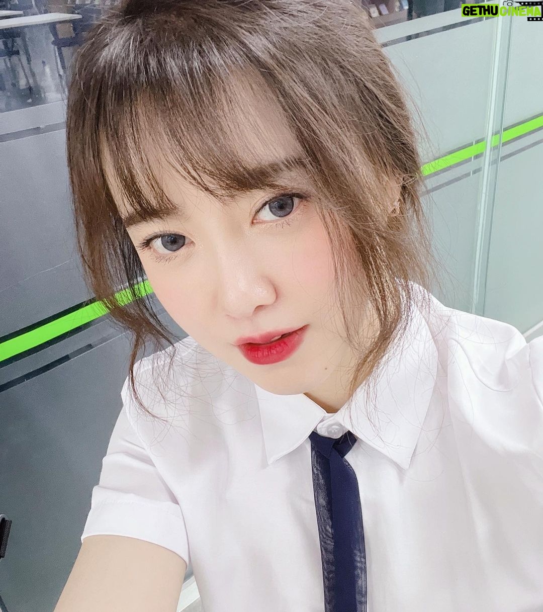 Koo Hye-sun Instagram - 계절학기 수업중이여요. 학생복 차림으로 도서관에서 사부작 사부작.