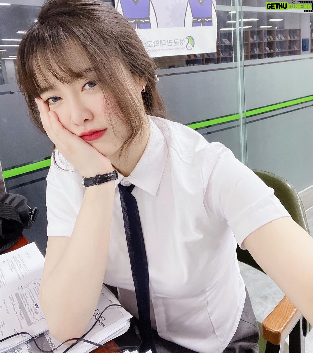 Koo Hye-sun Instagram - 계절학기 수업중이여요. 학생복 차림으로 도서관에서 사부작 사부작.