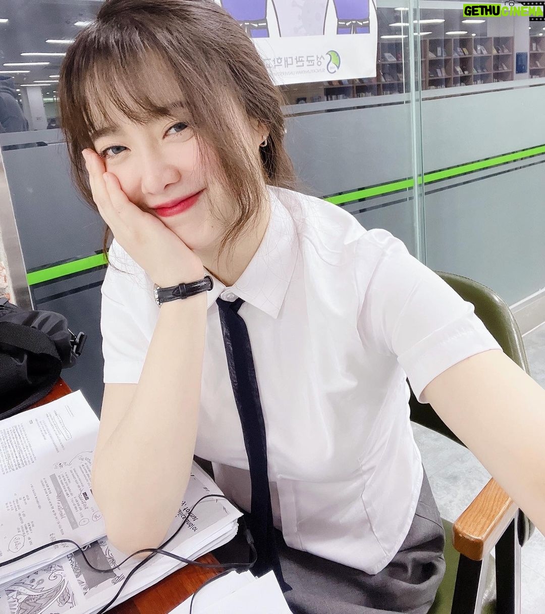 Koo Hye-sun Instagram - 계절학기 수업중이여요. 학생복 차림으로 도서관에서 사부작 사부작.