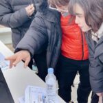 Koo Hye-sun Instagram - 새벽에 드리는 러브레터 2편) 23살때 처음 영화를 시작하여 6편에 단편과 3편의 장편. 2편의 광고를 연출한 쿠감독입니다. 어언 연출자가 된지도 16년이 흘렀네요. 제가 얼굴은 아직 쓸만하고(?)어려보여도(?) 곧 마흔을 앞두고 있어 그런지. 이제 감독으로 또 한 인간으로 저의 식구들에게 존중받고 있음에 진심으로 감개무량하고요. 저 또한 프로젝트에 수장으로써 스텝분들을 무한 신뢰하니 우리의 현장은 진실로 충만하다는 생각이 들어 행복합니다. (쑥스럽..)묵묵히 곁에 있어준 나의 10년 지기 스텝들! 사랑하는 나의 아재들! 언제나 고맙습니다. 이번 TRY광고를 진행하며 저의 전화 한통에 머뭇거림 없이 다시금 자신의 바쁜 일정을 쪼개어 소중한 시간을 희생하고! 모두 모여준 나의 아재들. 그 의리에 감사하고 또 오래오래 함께 작업하길 바라는 마음입니다. p.s 나의 든든한 어깨이자 오른팔이신 윤주환 촬영 감독님, 어디서든 어떤 강풍이든 다 막아주시는 전병윤 조명 감독님, 정이 참 많은 나의 시어머니(?)이자 늘 내 편인 현정훈 편집감독님, 역시! 디테일! 만능!이시훈 미술감독님, 일잘러와 통찰러의 달인 최서영 피디님. 나의 뮤즈이자 천재 아티스트 최인영 음악감독님! 그리고 이번 프로젝트는 참여하지 못하였지만 나를 가장 열받게하고 내가 가장 괴롭히는(만나면 하루 열두번씩 투닥거리지만 가끔 매우 친함) 애증의 고석동!!!!!(조감독님),내가 좋으면서 싫은척하는 츤데레 능력자 김용구 녹음기사님 등등...이들은 모두 구혜선 감독과 종신계약이니 그리들 아시길요. 협박중이나 그럼에도 추앙합니다.