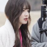 Koo Hye-sun Instagram - 새벽에 드리는 러브레터 2편) 23살때 처음 영화를 시작하여 6편에 단편과 3편의 장편. 2편의 광고를 연출한 쿠감독입니다. 어언 연출자가 된지도 16년이 흘렀네요. 제가 얼굴은 아직 쓸만하고(?)어려보여도(?) 곧 마흔을 앞두고 있어 그런지. 이제 감독으로 또 한 인간으로 저의 식구들에게 존중받고 있음에 진심으로 감개무량하고요. 저 또한 프로젝트에 수장으로써 스텝분들을 무한 신뢰하니 우리의 현장은 진실로 충만하다는 생각이 들어 행복합니다. (쑥스럽..)묵묵히 곁에 있어준 나의 10년 지기 스텝들! 사랑하는 나의 아재들! 언제나 고맙습니다. 이번 TRY광고를 진행하며 저의 전화 한통에 머뭇거림 없이 다시금 자신의 바쁜 일정을 쪼개어 소중한 시간을 희생하고! 모두 모여준 나의 아재들. 그 의리에 감사하고 또 오래오래 함께 작업하길 바라는 마음입니다. p.s 나의 든든한 어깨이자 오른팔이신 윤주환 촬영 감독님, 어디서든 어떤 강풍이든 다 막아주시는 전병윤 조명 감독님, 정이 참 많은 나의 시어머니(?)이자 늘 내 편인 현정훈 편집감독님, 역시! 디테일! 만능!이시훈 미술감독님, 일잘러와 통찰러의 달인 최서영 피디님. 나의 뮤즈이자 천재 아티스트 최인영 음악감독님! 그리고 이번 프로젝트는 참여하지 못하였지만 나를 가장 열받게하고 내가 가장 괴롭히는(만나면 하루 열두번씩 투닥거리지만 가끔 매우 친함) 애증의 고석동!!!!!(조감독님),내가 좋으면서 싫은척하는 츤데레 능력자 김용구 녹음기사님 등등...이들은 모두 구혜선 감독과 종신계약이니 그리들 아시길요. 협박중이나 그럼에도 추앙합니다.