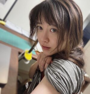 Koo Hye-sun Instagram - 작업이 아직 안끝났는데 해가 떴네요. 입술이 터진걸 보니...이제 그만 자야하나... 봅니다.zZZ 작가는 어느정도의 자기도취(?)와 정신승리가 필요한 직업! 모두 힘내쟈요!!
