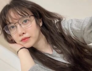 Koo Hye-sun Instagram - 안경을 바꿔봤어요.