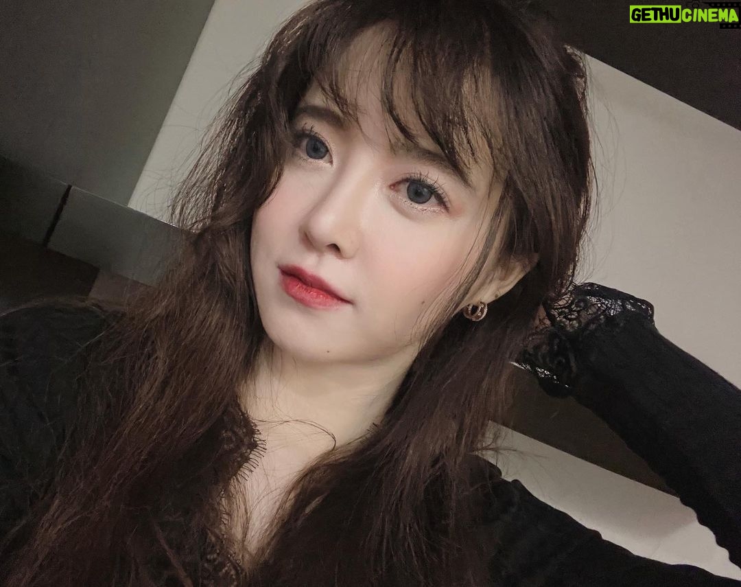 Koo Hye-sun Instagram - 아트코리아 방송. 문화예술 대상에서 '올해의 인물'로 선정되어 수상을 하게되었어요. 2022년은 사랑하는 반려동물인 땅콩,만두 그리고 감자와 이별해야했던..제 인생에 있어 유독 길고 길었던 한해였는데요. 그럼에도 문화예술을 계속 해낼 수 있도록 곁에서 도움을 주신 많은 분들께 감사드리고요. 앞으로도 사랑하는 모든 것들이 찬란하게 빛나길 바라는 마음으로 예술하겠습니다. (안어울리는 셀카는 '2022 부산국제영화제'때의 사진입니다..)