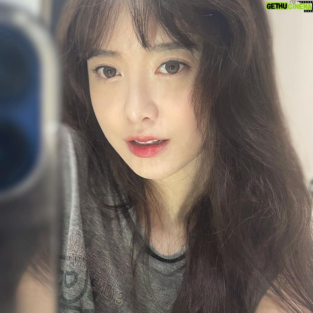 Koo Hye-sun Instagram - 저의 새 파트너인 Meta Cat팀을 소개해드릴게요. 메타캣은 국내 NFT 프로젝트 중 가장 가능성있고 영향력있는 프로젝트 팀입니다. 그간 NFT 협업 제안들에 대하여 여러모로 확신(?)을 갖기 어려워 작품화를 결정내리지 못하였는데요. 메타켓과 협업은 아주 간단히 결정할수 있었고요. (이유는 추상적일수 있는 NFT라는 개념을 구체화한 유일한 팀이었기 때문에!) 위 작품은 국내 NFT 프로젝트 ‘메타캣 유니버스(Meta Cats Universe)’의 NFT 캐릭터와 저의 그림 '무제'를 콜라보레이션한 작품이고요. 1만개의 CARD ART와 3천개의 Signed ART를 선보여 드릴 계획입니다. 제 그림은 모두 '무제'입니다. '무제'는 무한성을 의미하기도 해요. 예술은 언제나 무한한 가능성이 있어 재미가 있지요! 그것이 논쟁이든 뭐든간에!ㅎ