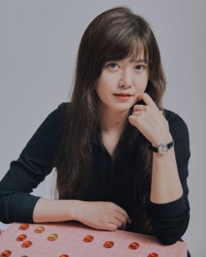 Koo Hye-sun Instagram - 월간 바둑 표지를 찍게 되었어요. 취미로 하는 바둑인데 영광입니다. 바둑을 연구하시는 모든 분들을 존경합니다..!