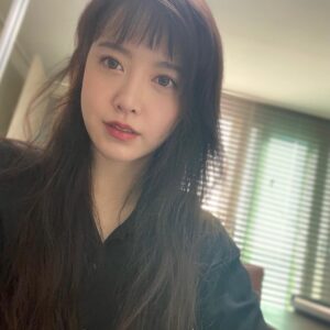 Koo Hye-sun Instagram - 저의 뉴에이지 음악들을 담은 <스튜디오 구혜선>편집하고 있어요. 러닝타임...한시간 반은 넘을듯해요. 조금 재미는 없는 다큐멘터리 영화가 될듯하지만 모쪼록 위로를 드리고자 열심히 제작하고 있어요. 아자!