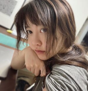 Koo Hye-sun Instagram - 작업이 아직 안끝났는데 해가 떴네요. 입술이 터진걸 보니...이제 그만 자야하나... 봅니다.zZZ 작가는 어느정도의 자기도취(?)와 정신승리가 필요한 직업! 모두 힘내쟈요!!