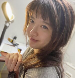 Koo Hye-sun Instagram - 작업이 아직 안끝났는데 해가 떴네요. 입술이 터진걸 보니...이제 그만 자야하나... 봅니다.zZZ 작가는 어느정도의 자기도취(?)와 정신승리가 필요한 직업! 모두 힘내쟈요!!