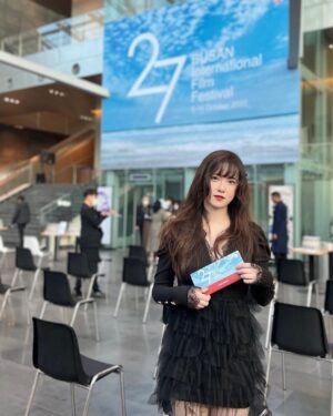 Koo Hye-sun Instagram - 부산국제영화제 일정을 마치고. 개막식에 입은 드레스 문의가 많아 정보 드려요. 3만 8천원의 노브렌드 원피스 입니다.