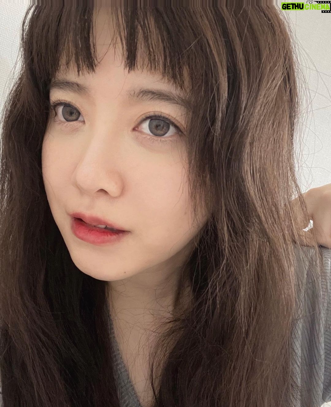 Koo Hye-sun Instagram - 집요하게 신작 작업중. 노란색이 마음에 들어요.