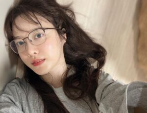Koo Hye-sun Instagram - 안경을 바꿔봤어요.