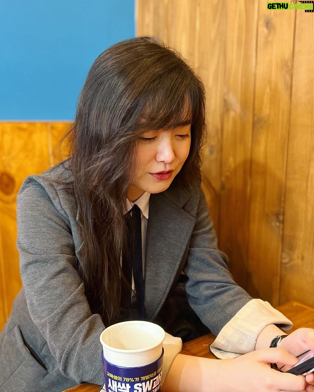 Koo Hye-sun Instagram - 제 24회 쇼트쇼츠 국제 단편영화제 '관객상' 상금을 받았는데요. 경제가 어려워져서 학식을 못챙기는 학생들이 있다는 소식에 모교인 성균관 대학교 '후배 사랑 학식 지원 기금 캠페인'에 기부하였습니다. 큰 금액은 아니지만 후배들이 잘먹고 다니길 바라는 마음으로.